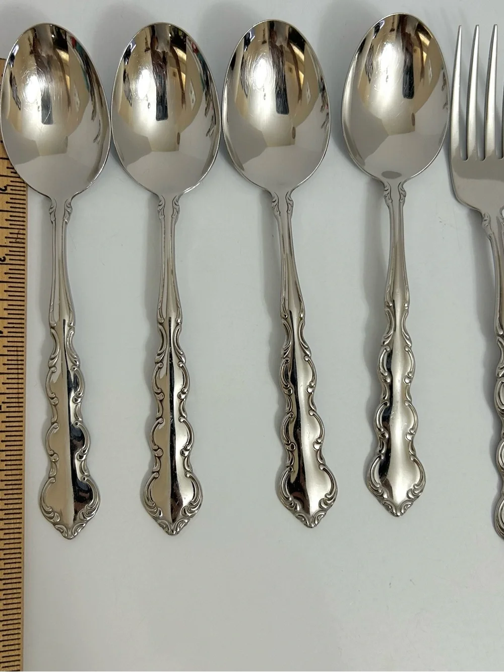 Oneida Deluxe Community Flatware Mozart set of 4 oval soup spoon & 1 Dinner Fork